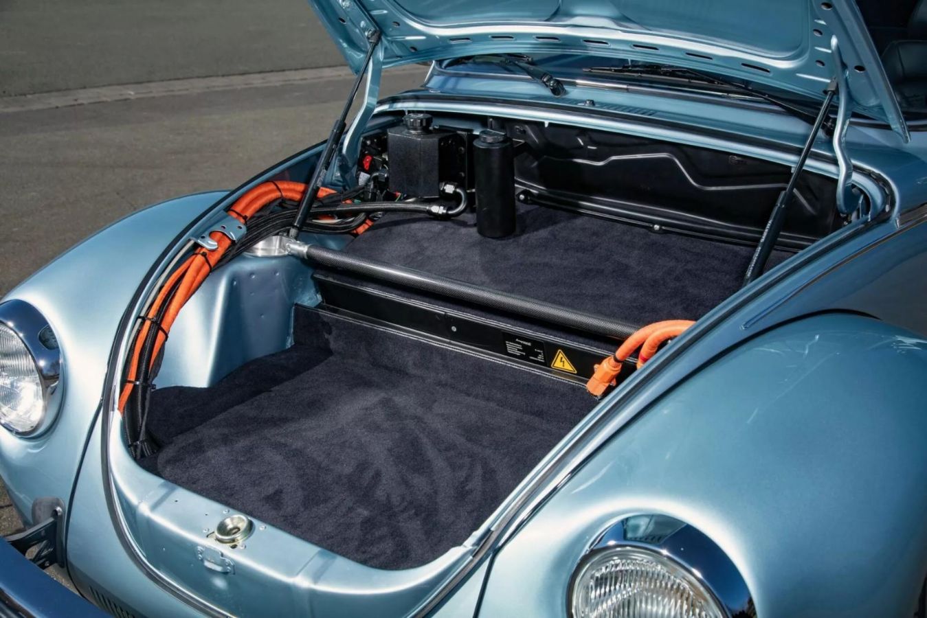 Σκαραβαίος με μοτέρ Tesla 600+ ίππων και μπαταρία Porsche!